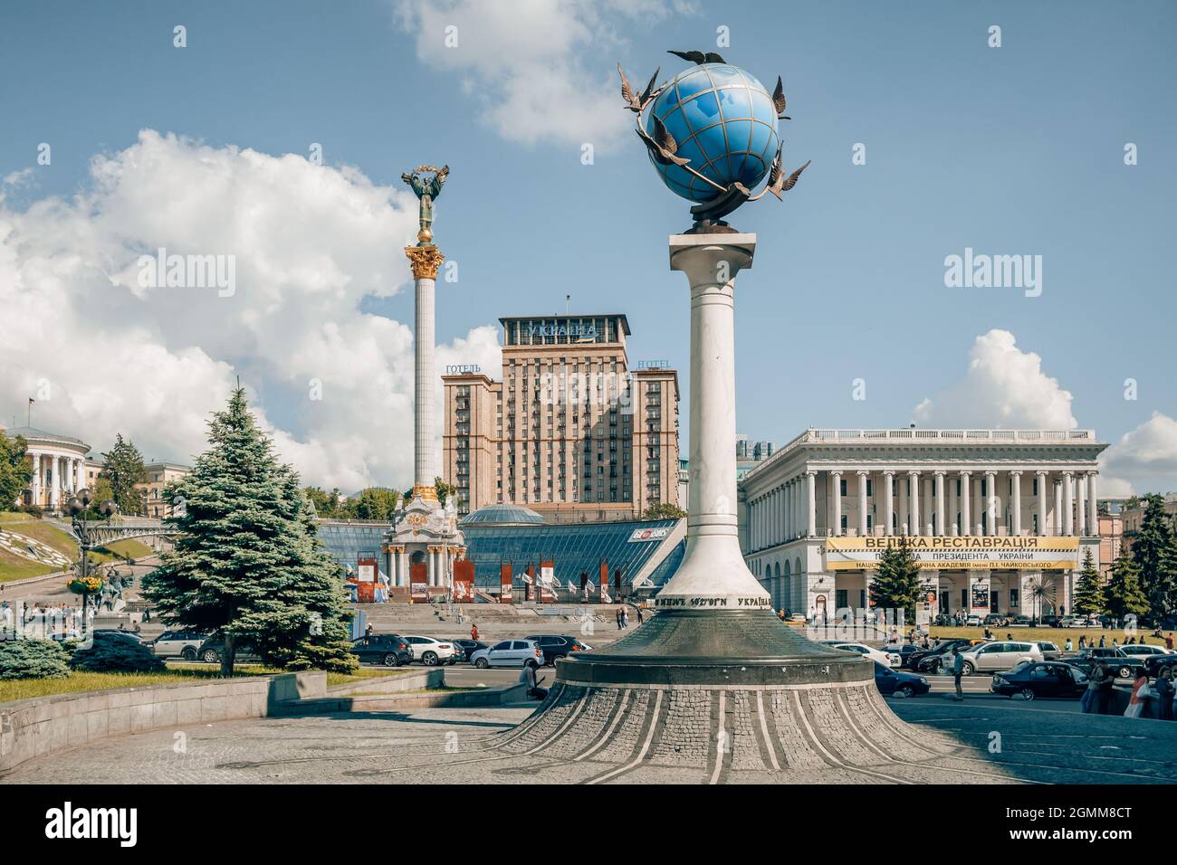 Null-Kilometer-Zeichen in Form eines Globus auf dem Maidan Nazaleschnosti in Kiew, Ukraine Stockfoto