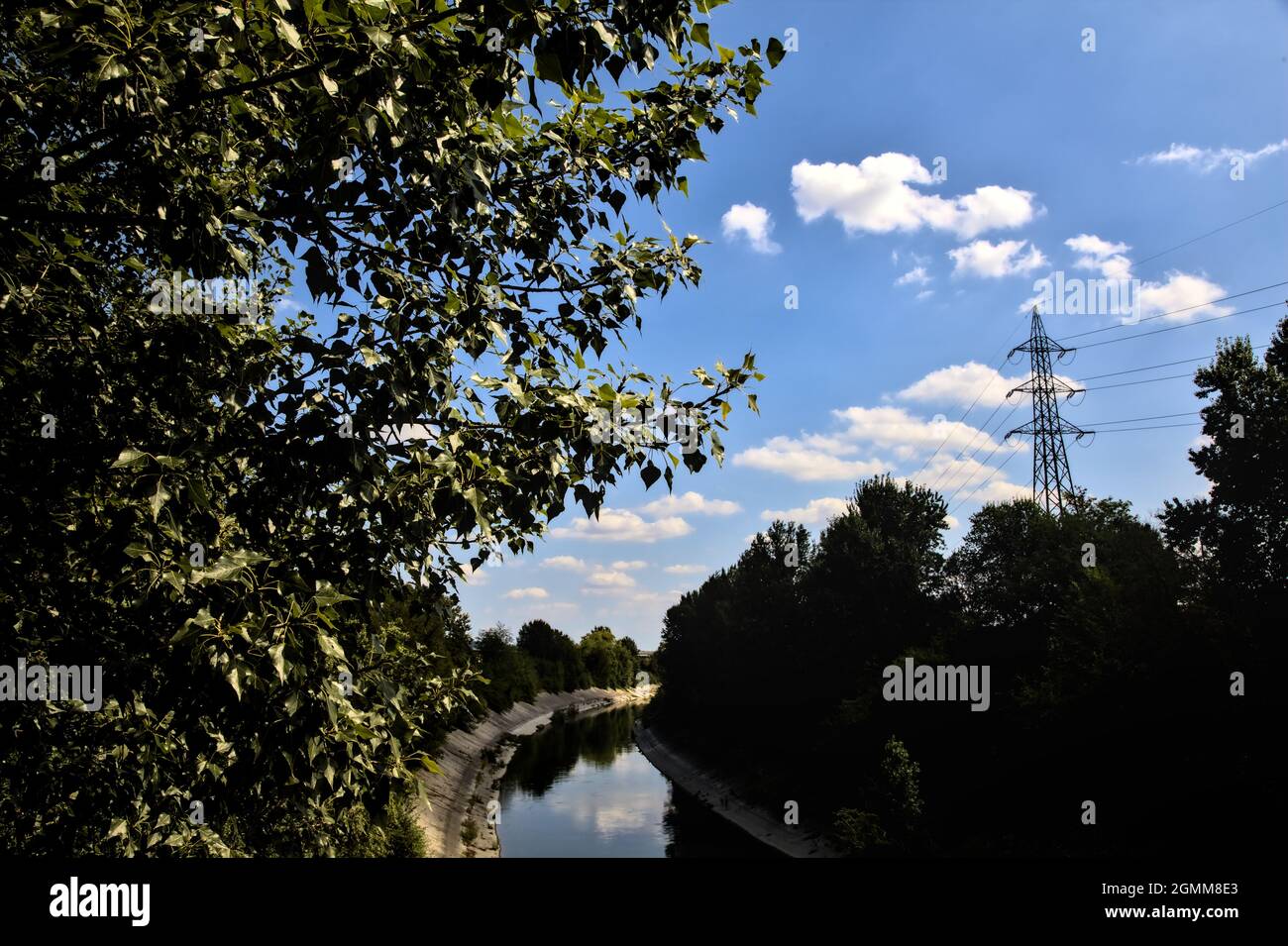 An einem sonnigen Tag in der italienischen Landschaft umgebener Kanal Stockfoto