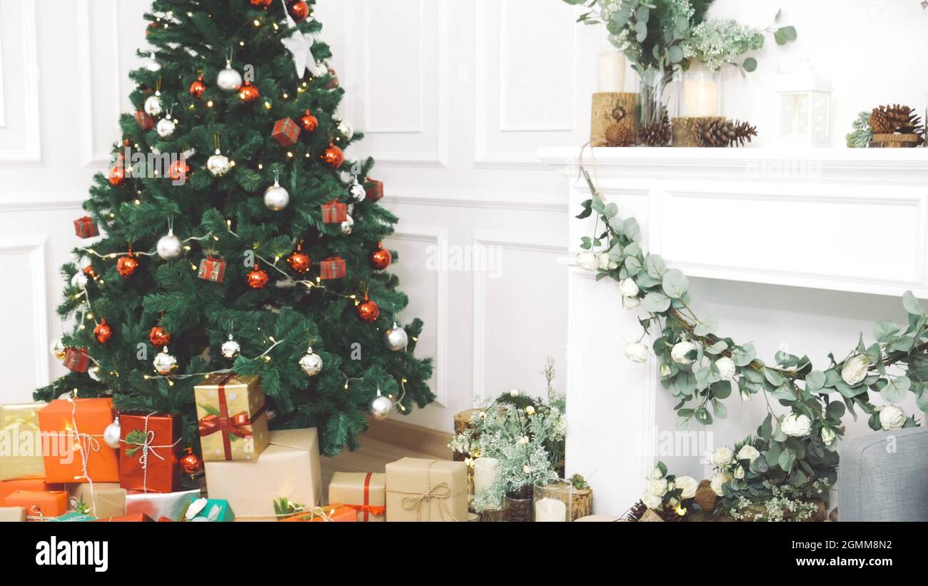 Weihnachtsbaum geschmückt Urlaub Winter Weihnachten Feier Geschenk zur Familie schmücken mit Ornament goldene Kugel in gemütlichen Wohnzimmer. Frohe Christma Stockfoto