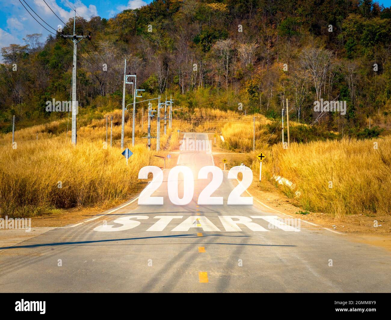 Beginnen Sie mit dem neuen Jahr 2022, große Worte und Zahlen auf offenen lokalen Straße auf den großen Berg, um Hindernisse zu überwinden, Erfolg, Zukunft, Start und sein Stockfoto