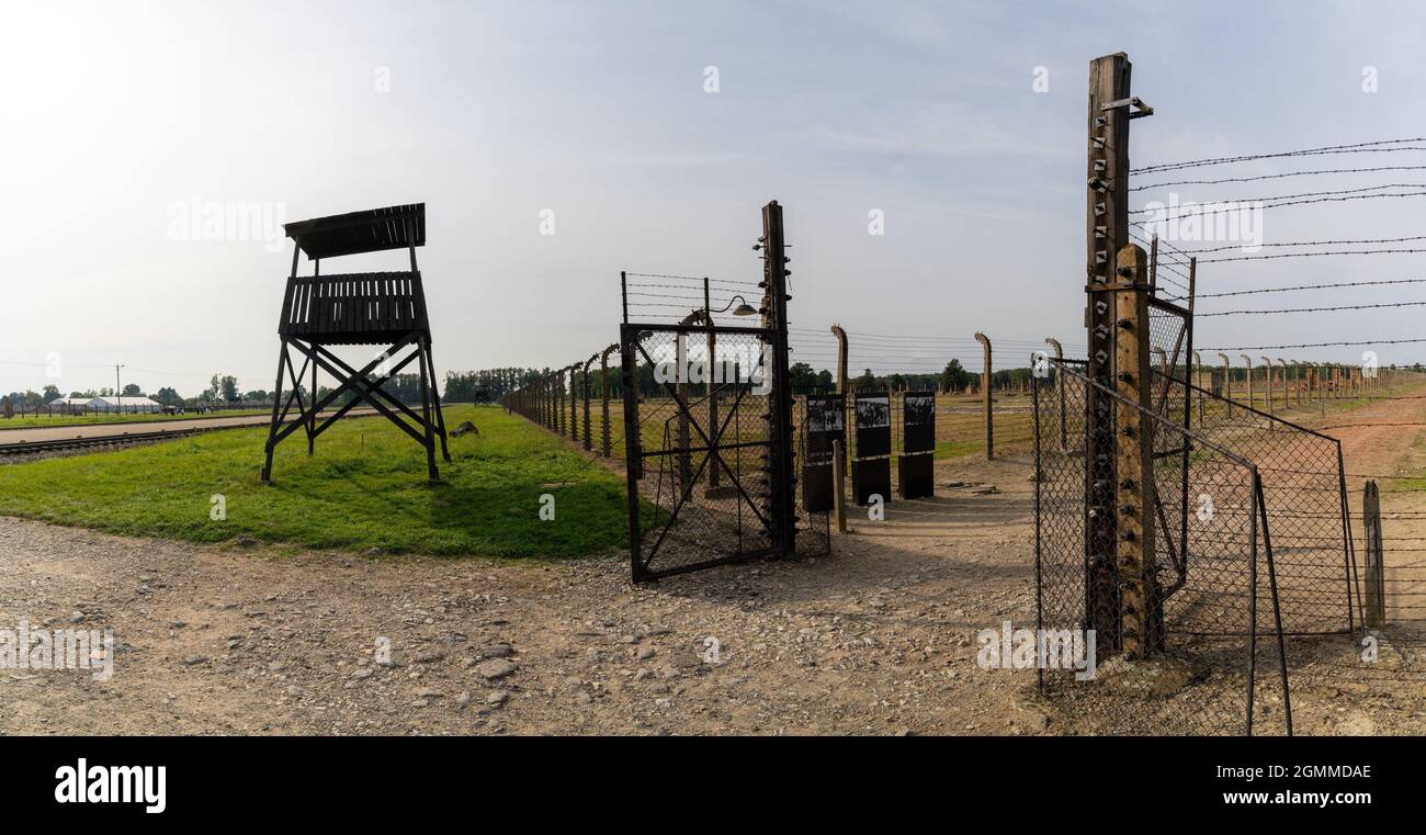 Auschwitz, Polen - 15. September 2021: Wachturm und Gefängnistor im Konzentrationslager Auschwitz in Polen Stockfoto