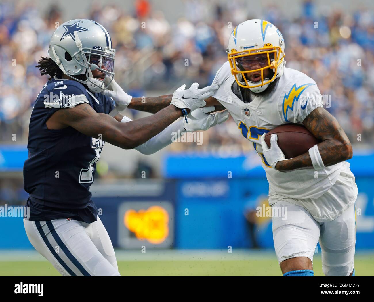 Inglewood, Kalifornien, USA. September 2021. Keenan Allen (13) trägt den Ball als Dallas Cowboys die Ecke zurück Trevon Diggs (7) macht das Tackle während des NFL-Fußballspiels zwischen den Los Angeles Chargers und den Dallas Cowboys im SoFi Stadium in Inglewood, Kalifornien. Obligatorischer Bildnachweis : Charles Baus/CSM/Alamy Live News Stockfoto