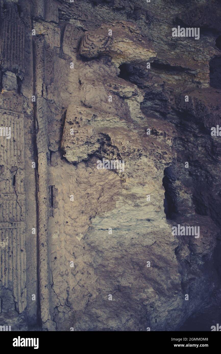 Alte Schnitzerei an 1500 Jahre alten BUDDHISTISCHEN JOGESHWARI HÖHLEN, maharashtra, mumbai, indien Stockfoto