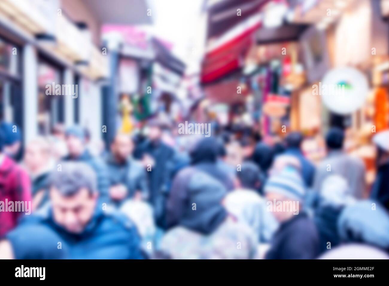 Menschenmenge auf dem Istanbuler Markt, unscharfes, verschwommenes Bild von türkischen Menschen in einer Straße als Hintergrund Stockfoto