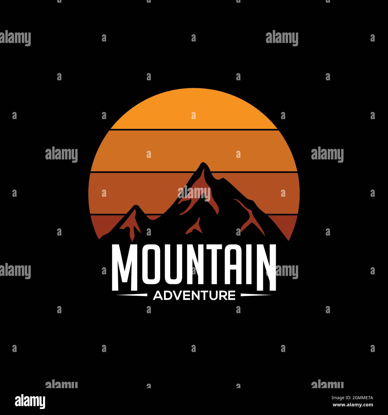 Mountain Adventure Logo Design Vektor, Sonnenuntergang Outdoor Grafik Illustration mit Spitze Silhouette Stock Vektor
