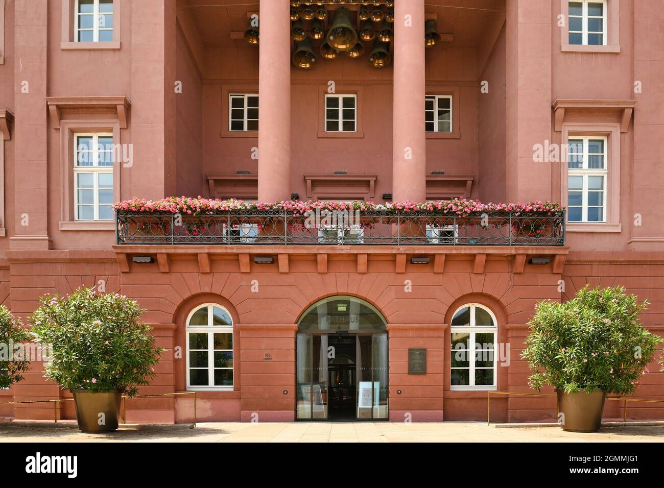 Karlsruhe, Deutschland - August 2021: Haupteingang des Rathausverwaltungsgebäudes am Marktplatz Stockfoto