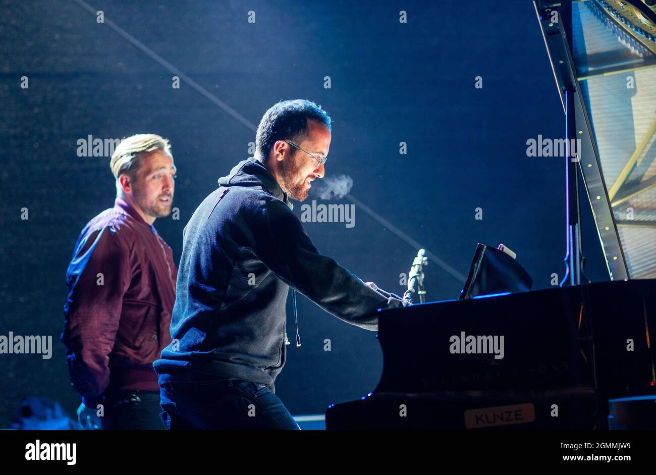 Jamel, Deutschland. September 2021. Musiker Danger Dan (l) und Star-Pianist Igor Levit (r) spielen beim Konzert 'Jamel rockt den Förster' in dem kleinen Dorf bei Wismar. Das bundesweit bekannte Festival ist ein Zeichen für zivilgesellschaftliches Engagement gegen die starke neonazisstische des Ortes. Quelle: Jens Büttner/dpa-Zentralbild/ZB/dpa/Alamy Live News Stockfoto