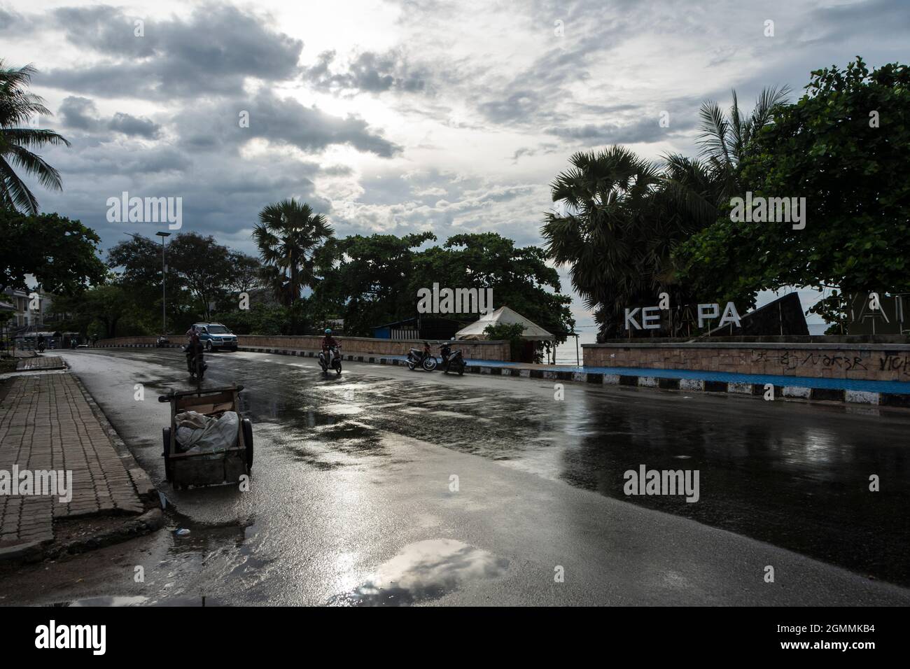 Nasse Straßen in der Nähe von Ketapang Satu Beach nach einem Regenguss in Kupang City, West Timor, Indonesien. Stockfoto