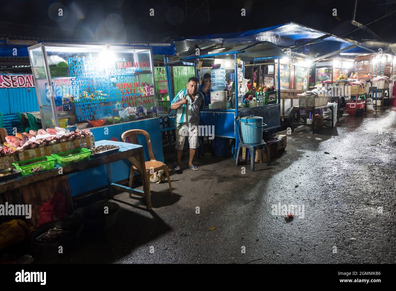 Meeresfrüchte-Stände im Freien mit angeschlossenen Restaurants in Kupang, West Timor, Indonesien. Stockfoto