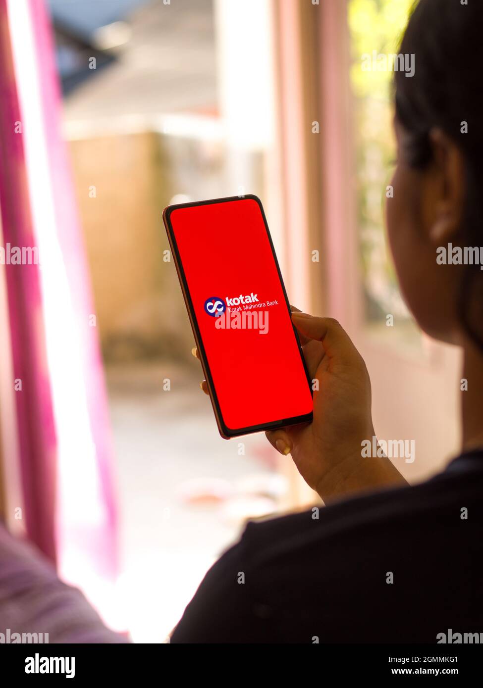 Assam, indien - 18. Juli 2020 : Kotak mahindra Bank-Logo auf dem Telefonbildschirm. Stockfoto