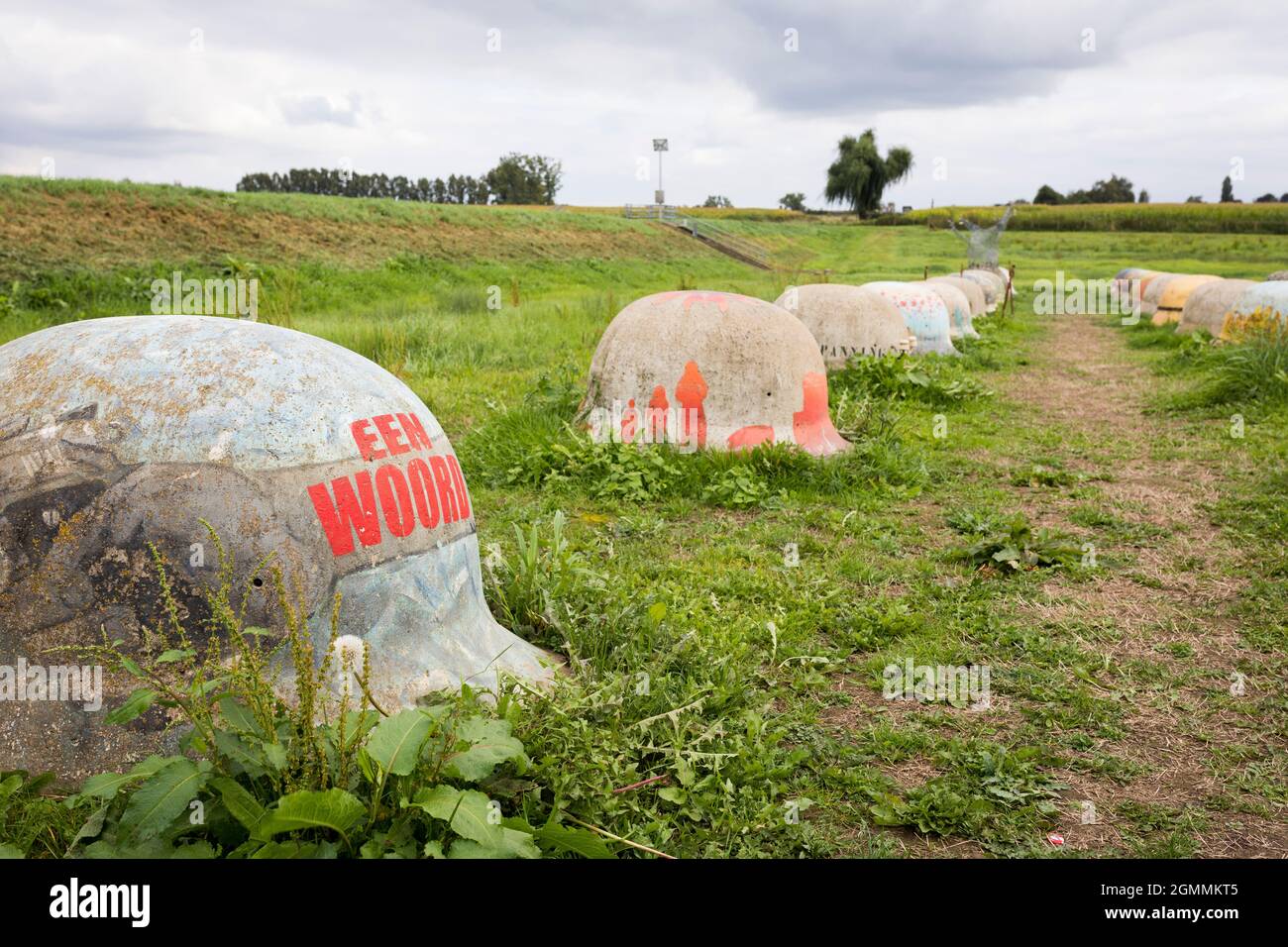 Gedenkstätte zum Ersten Weltkrieg mit Betonhelmen in einer Landschaft in Belgien Stockfoto