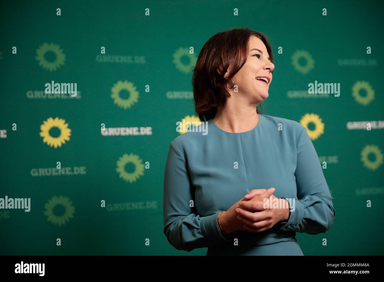 Berlin, Deutschland. September 2021. Annalena Baerbock (Bündnis90/die Grünen), Bundesvorsitzende und Kanzlerin, begrüßt die Gäste zu einem Treffen mit einflussreichen Frauen aus Kultur, Sport, Wirtschaft und Wissenschaft. Quelle: Carsten Koall/dpa/Alamy Live News Stockfoto