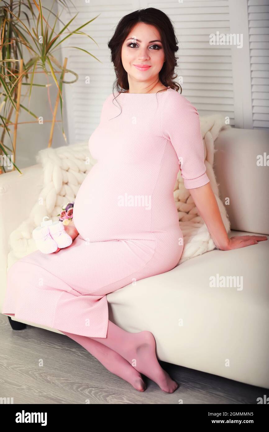 Schöne schwanger Mädchen mit einem großen Bauch. Junge verheiratete schwanger Paar. Ehemann mit