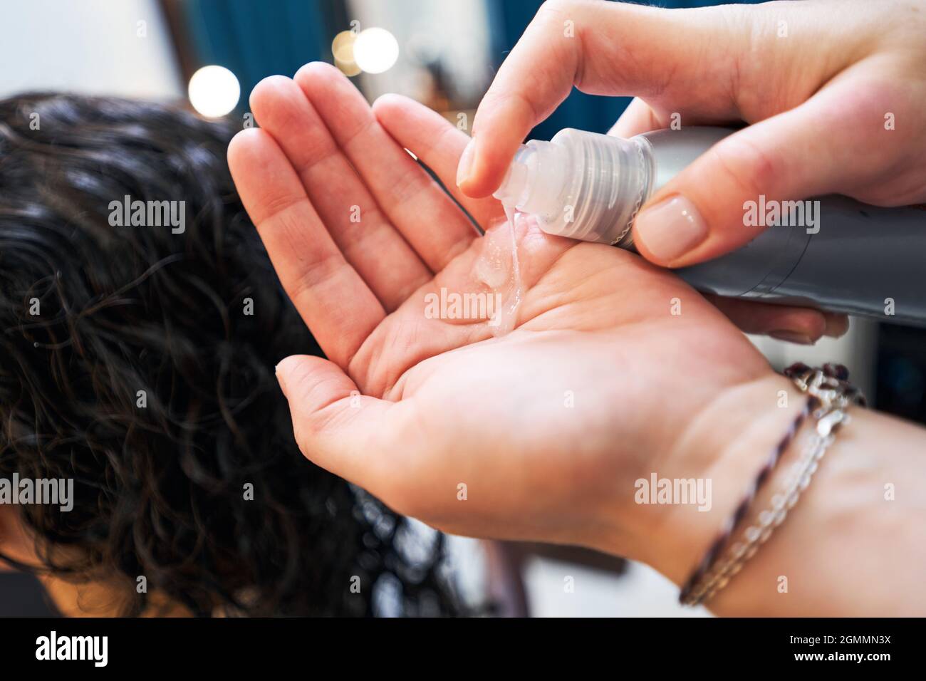 Nahaufnahme von Friseur Anwendung Lotion auf der Hand Stockfoto