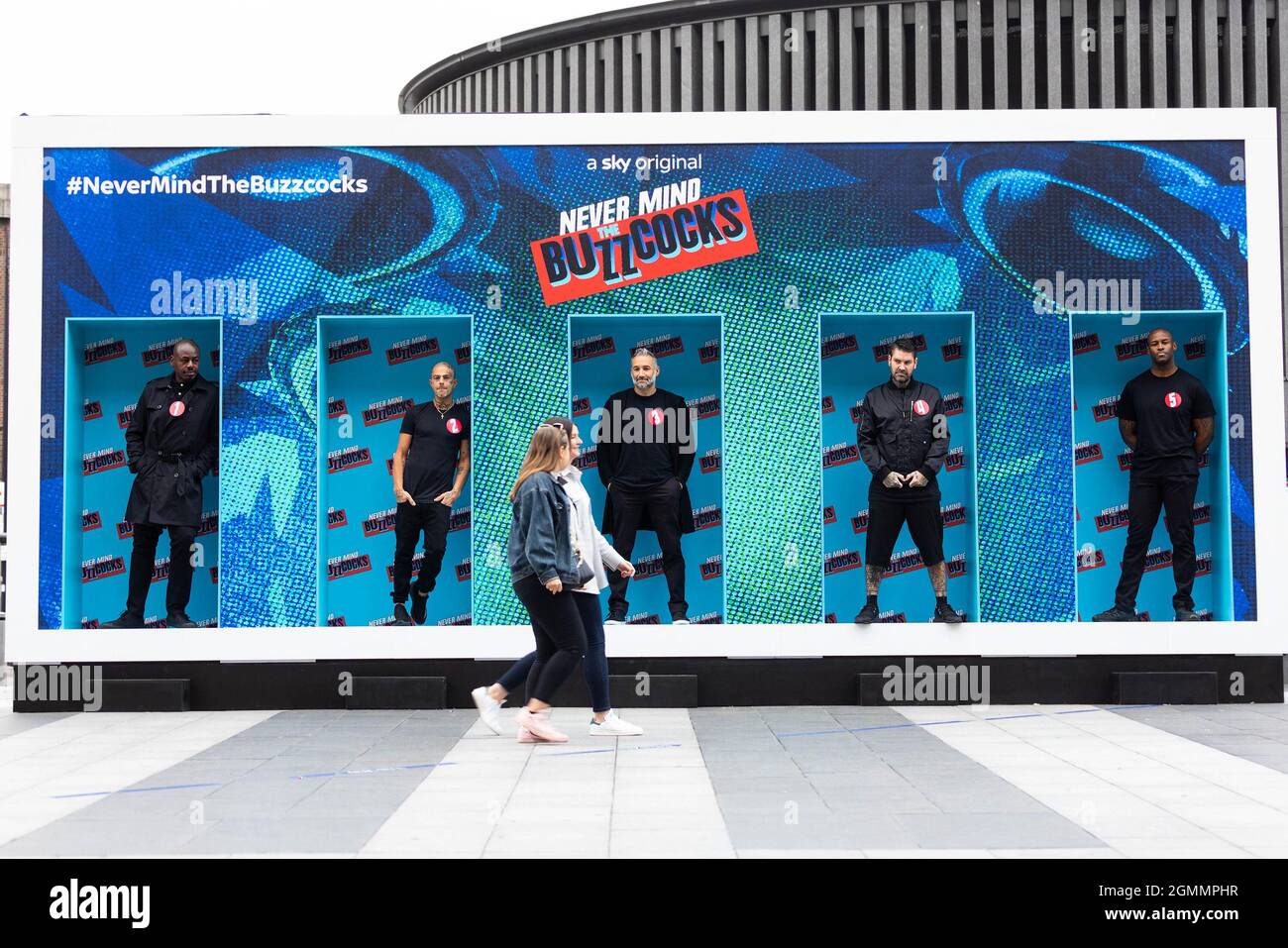 REDAKTIONELLE VERWENDUNG NUR Boyband-Supergroup (von links nach rechts) Ben Ofoedu, ABZ Love, Dane Bowers und Shane Lynch von Boyz auf Block werden von Model Jerry Kurl begleitet, als sie Passanten bitten zu erraten, welche der Line-Up nicht in einer Band der 90er waren, Während einer Live-Neuerstellung der Identitätsparade aus der Fernsehshow Never Mind The Buzzcocks, um die neue Saison zu starten, die ab dem 21st. September auf Sky und JETZT in der King Cross Station, London, ausgestrahlt wird. Bilddatum: Montag, 20. September 2021. Stockfoto REDAKTIONELLE VERWENDUNG NUR Boyband-Supergroup (von links nach rechts) Ben Ofoedu, ABZ Love, Dane Bowers und Shane Lynch von Boyz auf Block werden von Model Jerry Kurl begleitet, als sie Passanten bitten zu erraten, welche der Line-Up nicht in einer Band der 90er waren, Während einer Live-Neuerstellung der Identitätsparade aus der Fernsehshow Never Mind The Buzzcocks, um die neue Saison zu starten, die ab dem 21st. September auf Sky und JETZT in der King Cross Station, London, ausgestrahlt wird. Bilddatum: Montag, 20. September 2021. Stockfoto