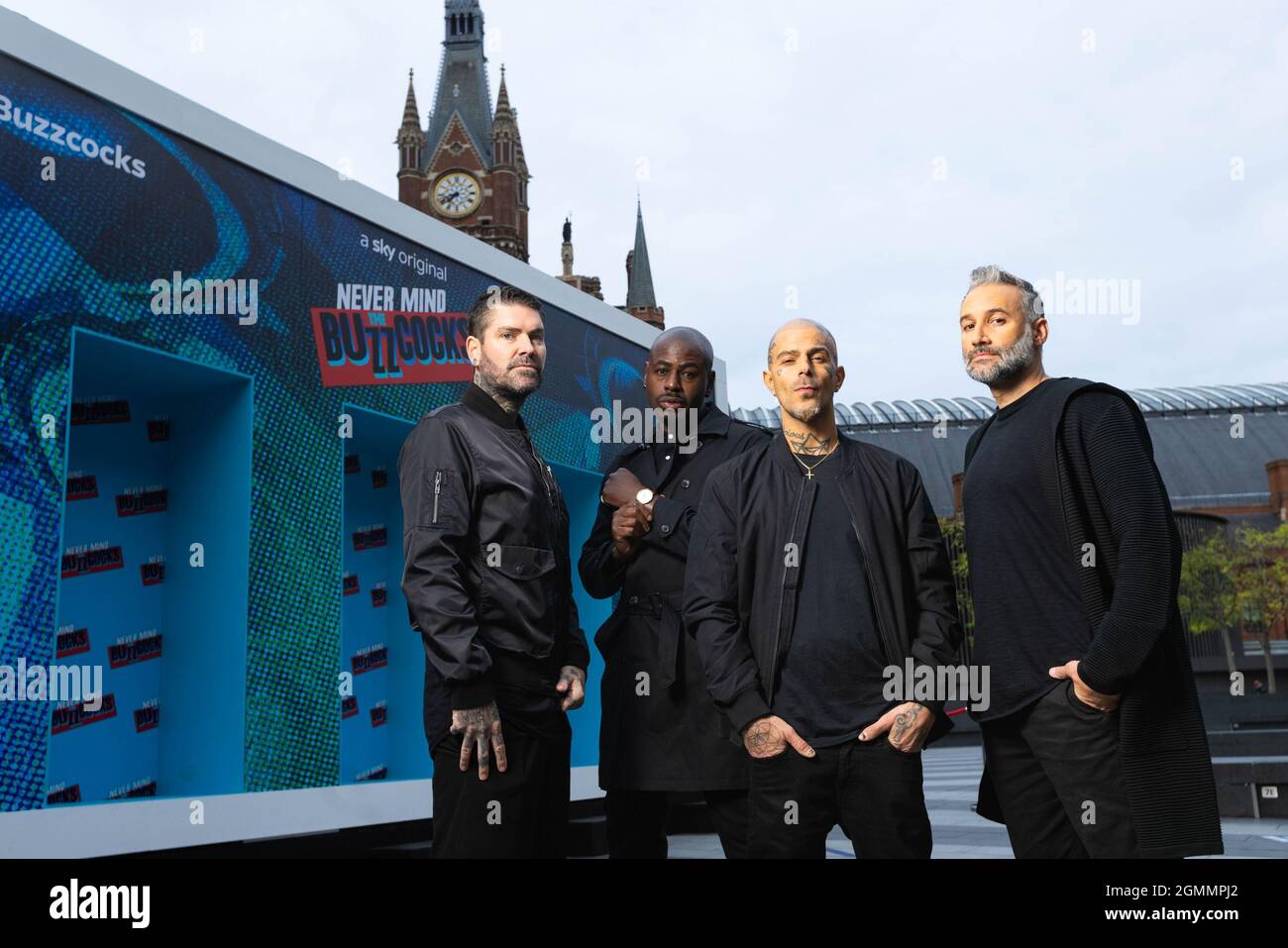 REDAKTIONELLE VERWENDUNG NUR Boyband-Supergroup (von links nach rechts) Shane Lynch, Ben Ofoedu, ABZ Love und Dane Bowers von Boyz auf Block, als sie Passanten bitten, zu erraten, welche der Besetzung nicht in einer Band der 90er waren, Während einer Live-Neuerstellung der Identitätsparade aus der Fernsehshow Never Mind The Buzzcocks, um die neue Saison zu starten, die ab dem 21st. September auf Sky und JETZT in der King Cross Station, London, ausgestrahlt wird. Bilddatum: Montag, 20. September 2021. Stockfoto REDAKTIONELLE VERWENDUNG NUR Boyband-Supergroup (von links nach rechts) Shane Lynch, Ben Ofoedu, ABZ Love und Dane Bowers von Boyz auf Block, als sie Passanten bitten, zu erraten, welche der Besetzung nicht in einer Band der 90er waren, Während einer Live-Neuerstellung der Identitätsparade aus der Fernsehshow Never Mind The Buzzcocks, um die neue Saison zu starten, die ab dem 21st. September auf Sky und JETZT in der King Cross Station, London, ausgestrahlt wird. Bilddatum: Montag, 20. September 2021. Stockfoto