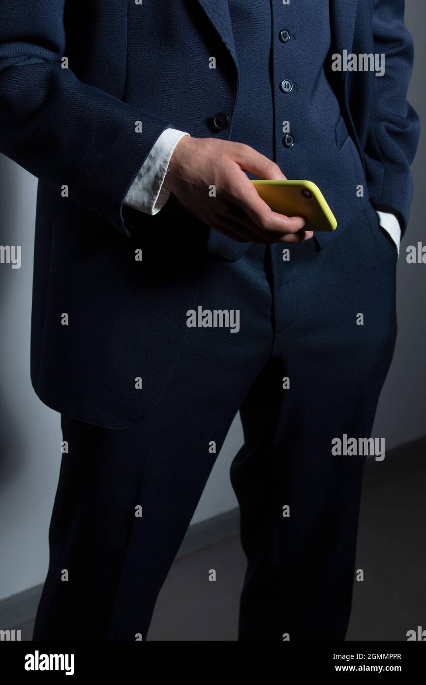 Geschäftsmann in Anzug mit Smartphone Stockfoto