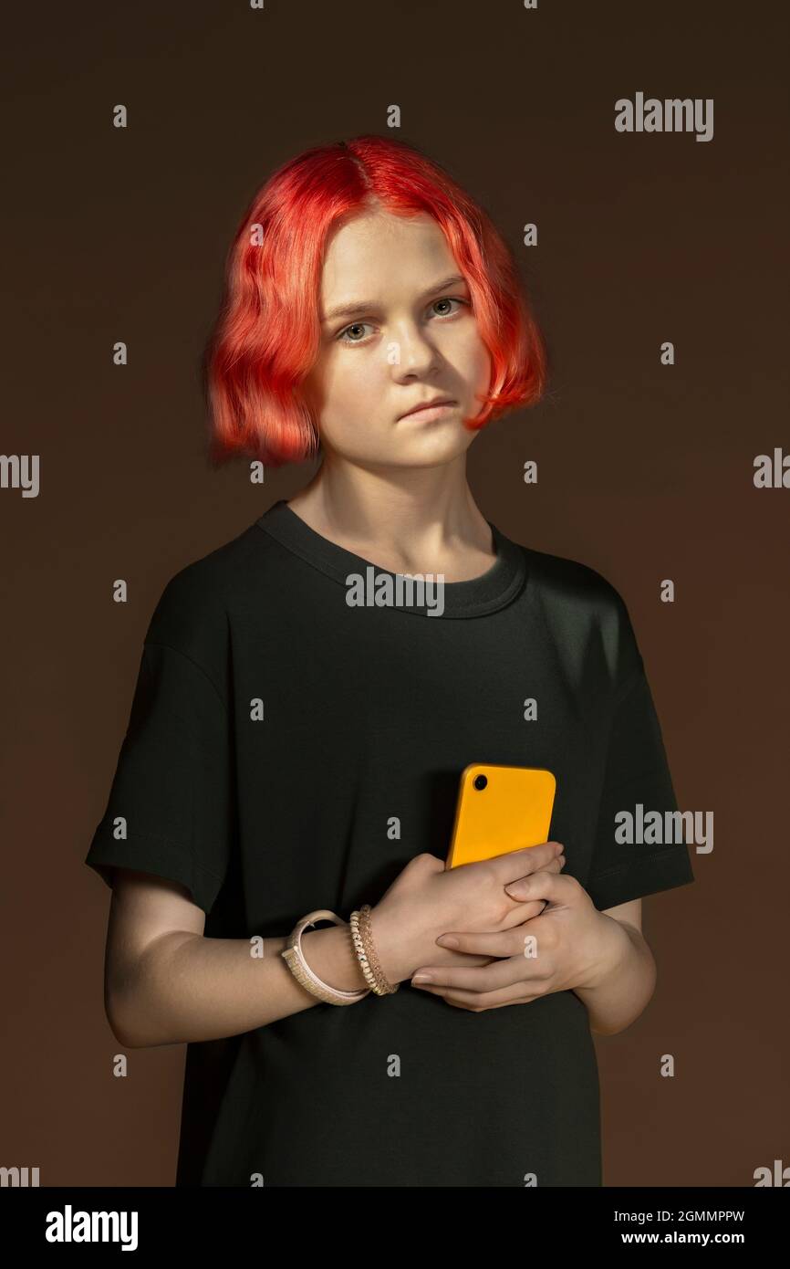 Portrait ernsthafte Teenager-Mädchen mit Smartphone Stockfoto