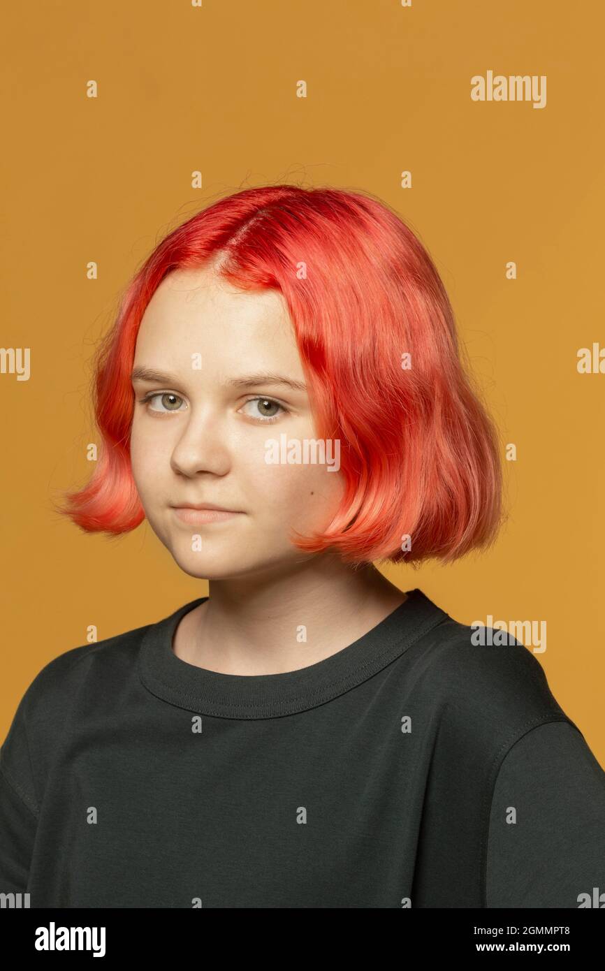 Portrait schöne selbstbewusste Teenager-Mädchen mit roten Haaren Stockfoto