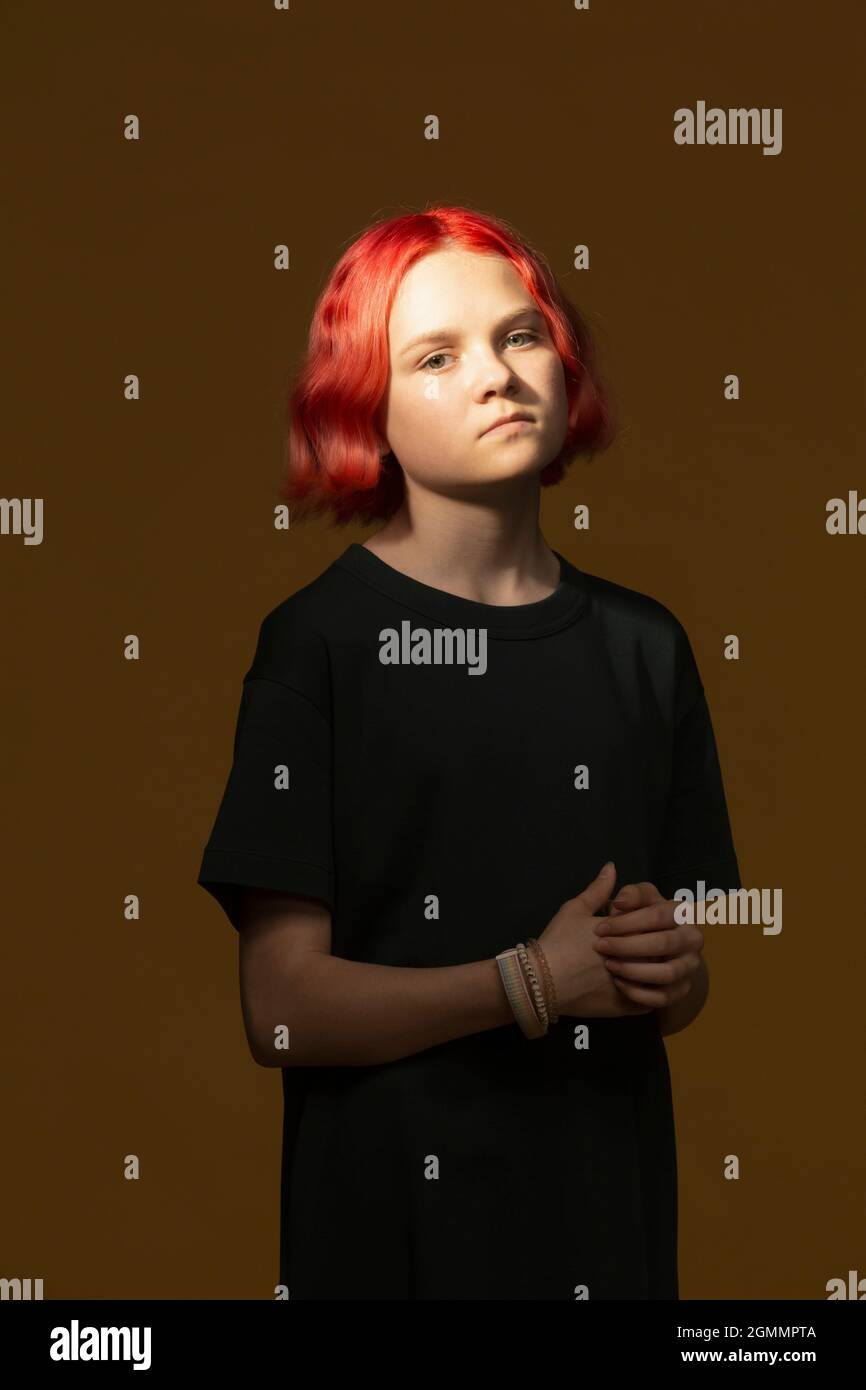 Portrait zuversichtlich ernst Teenager-Mädchen mit gefärbten roten Haaren Stockfoto
