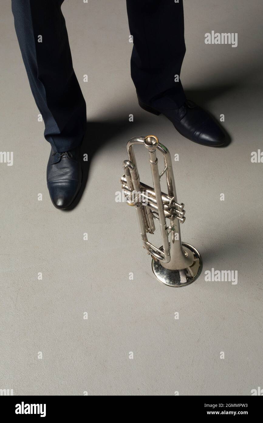 Trompete auf dem Boden neben dem Mann Stockfoto