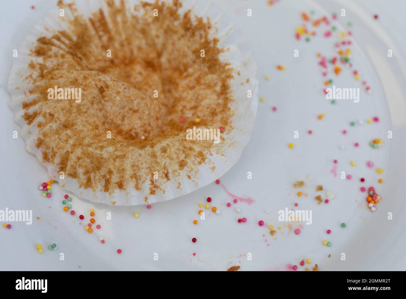 Cupcake-Verpackung und Streusel auf dem Teller Stockfoto