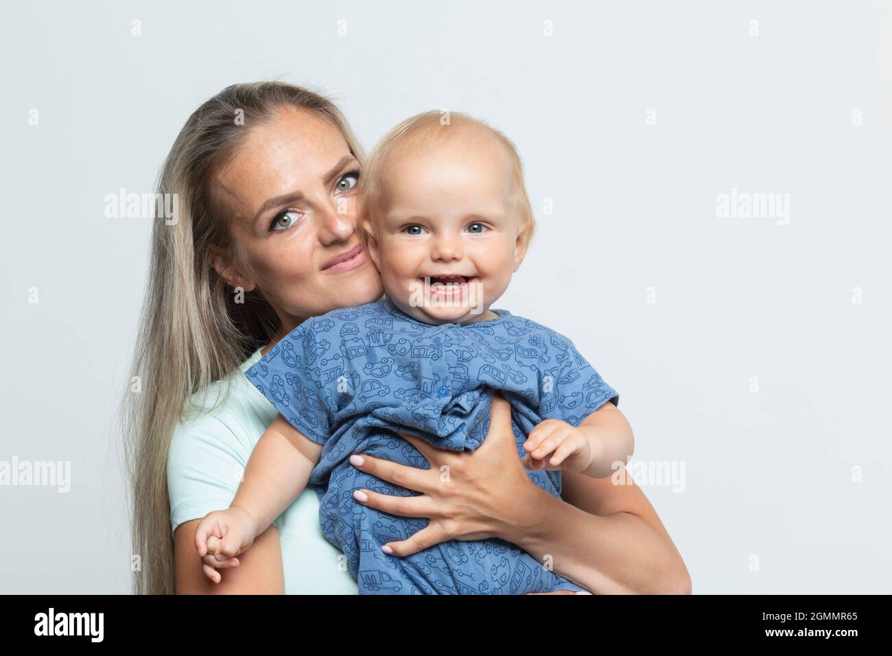 Portrait glückliche Mutter und Baby Sohn auf weißem Hintergrund Stockfoto