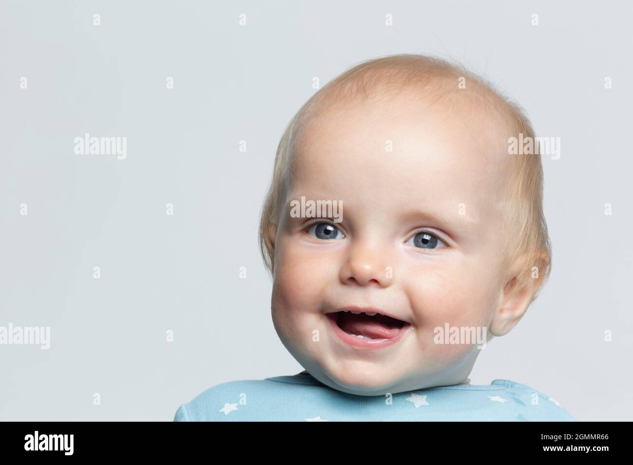 Portrait niedlichen Baby Junge auf weißem Hintergrund Stockfoto