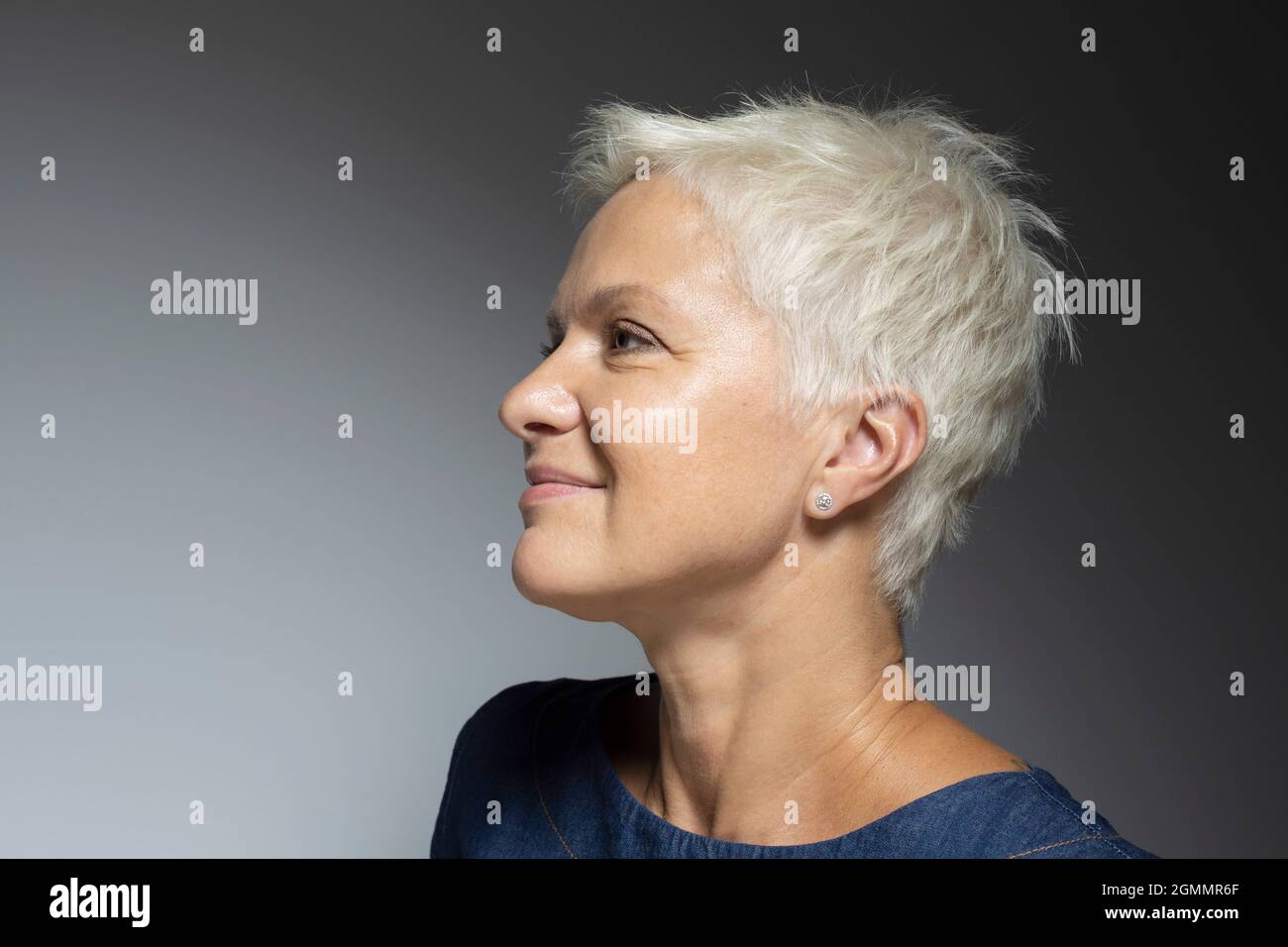 Profilportrait schöne reife Frau mit kurzen weißen Haaren Stockfoto