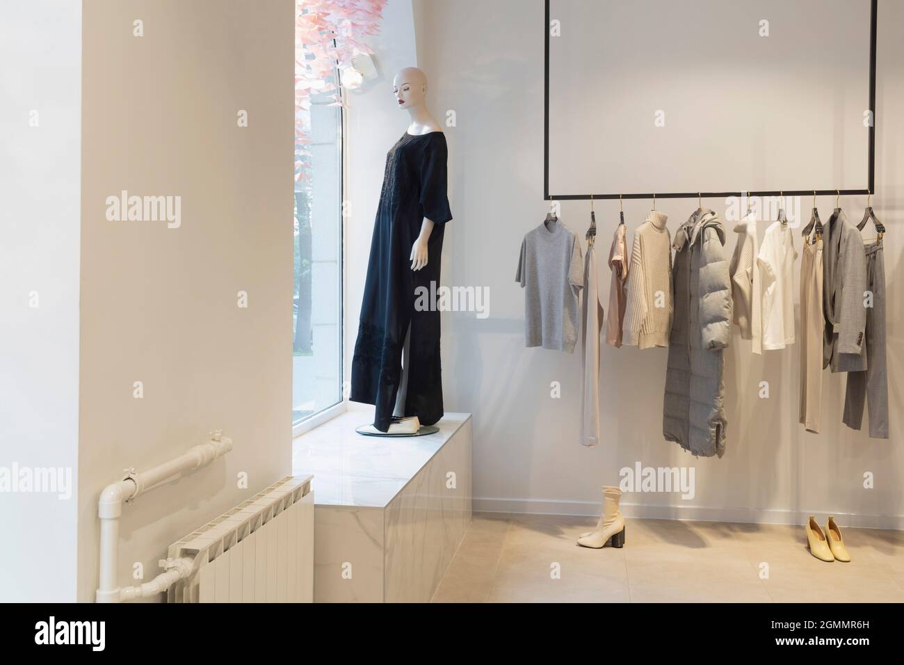 Kleid auf Schaufensterpuppe im Fenster der Bekleidungsboutique Stockfoto