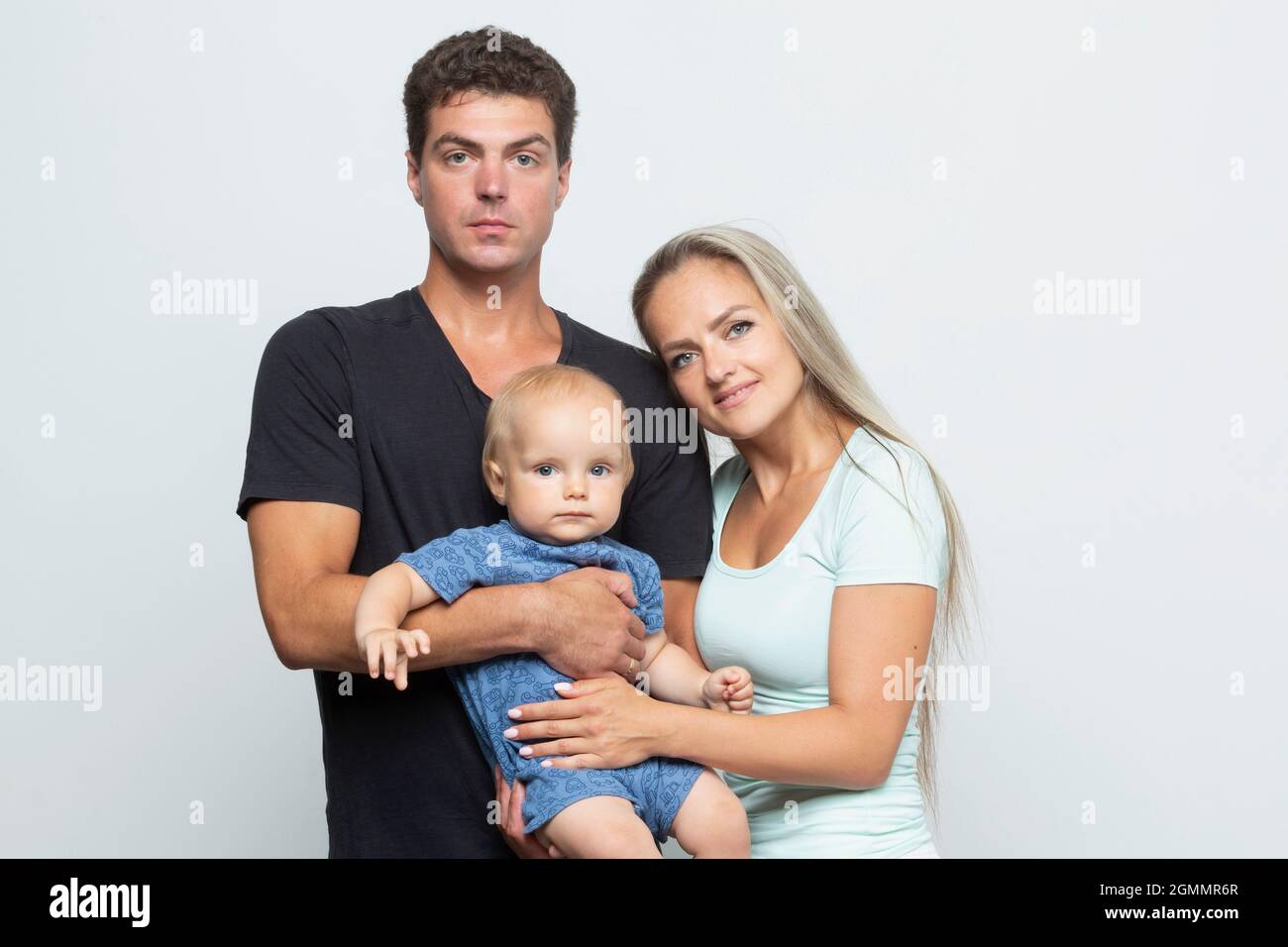 Portrait Eltern und Baby Sohn auf weißem Hintergrund Stockfoto