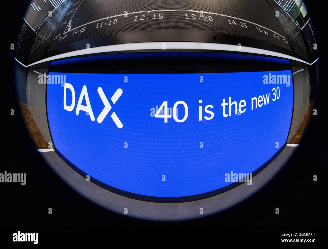 20. September 2021, Hessen, Frankfurt/Main: "40 ist die neue 30" steht auf einem Display unterhalb des DAX-Scoreboards zu Beginn des neuen DAX 40. Der neue Leitindex listet 40 statt 30 führende Aktien. Foto: Boris Roessler/dpa Stockfoto