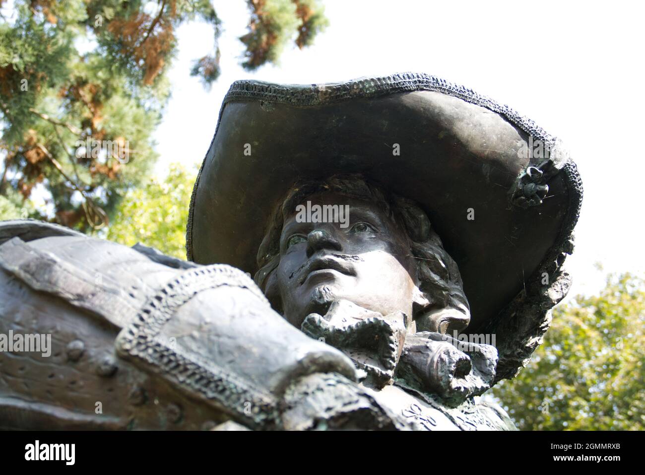Maastricht, Niederlande - 13 2021. September: Bronzestatue von d'Artagnan, einem französischen Musketier, der Ludwig XIV. Als Kapitän der Musketiere diente. Stockfoto