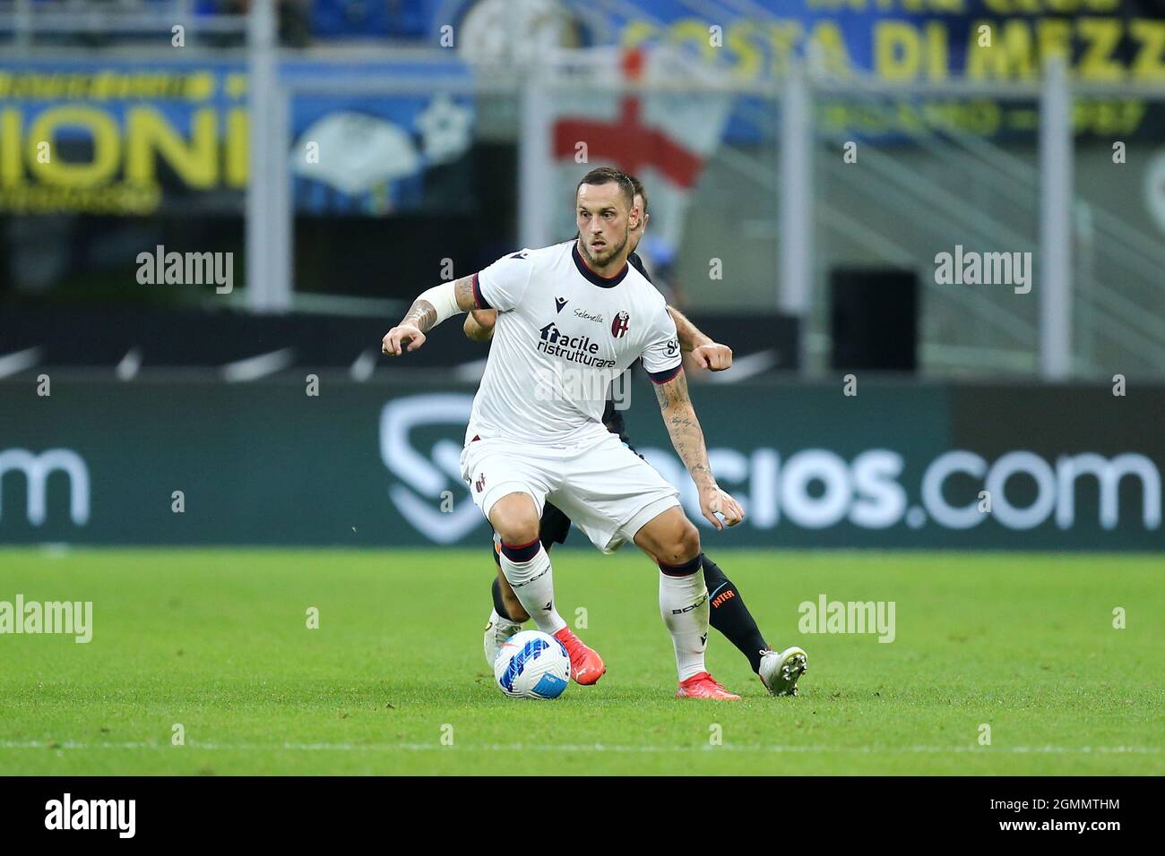 Mailand, Italien. 18. September 2021. Marko Arnautovic vom FC Bologna kontrolliert den Ball während des Serie-A-Spiels zwischen dem FC Internazionale und dem FC Bologna. Stockfoto