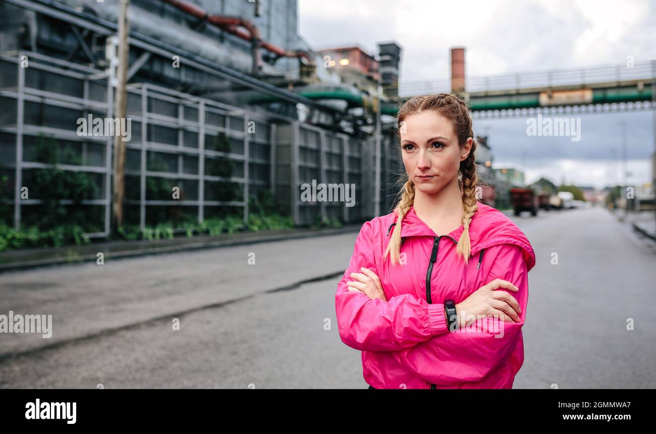 Sportlerin mit Boxergeflechten vor einer Fabrik Stockfoto