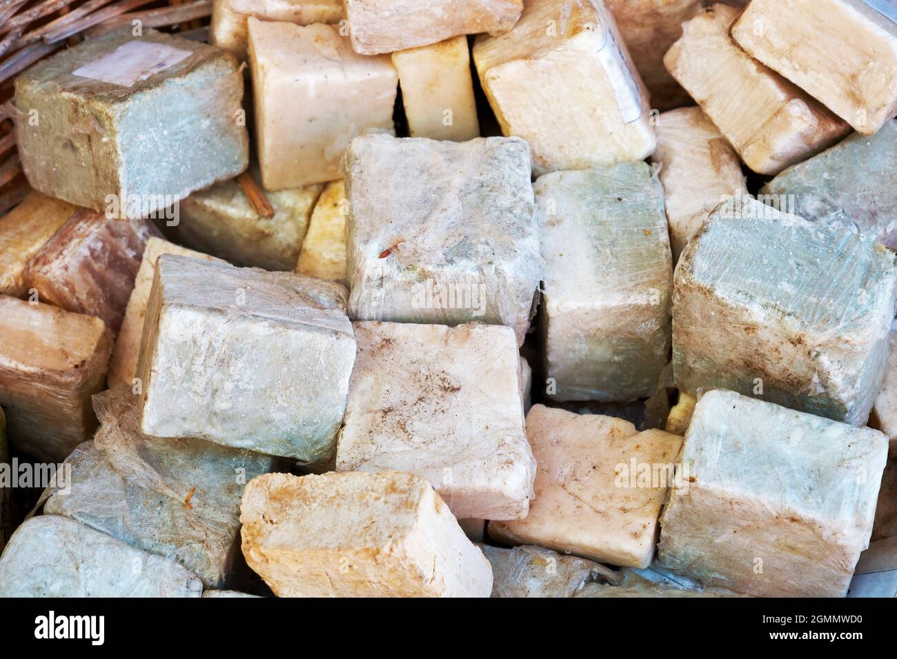 Traditionelle handgemachte Olivenölseifen in einem Korb auf dem Bauernmarkt. Stockfoto