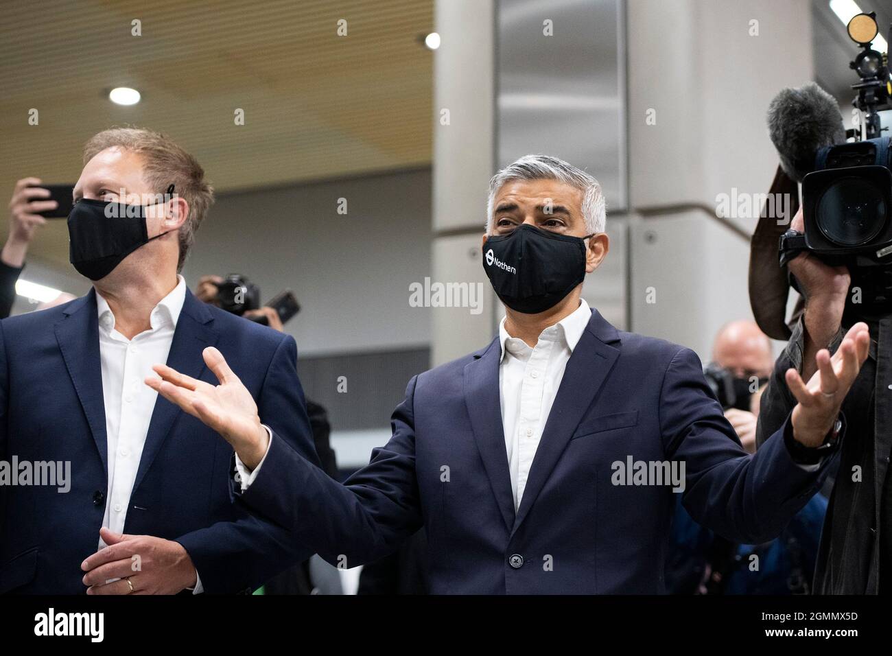 Sadiq Khan (rechts), Bürgermeister von London, und der Verkehrsminister Grant Shapps an der neu eröffneten Londoner U-Bahn-Station Battersea Power Station im Süden Londons. Zwei neue U-Bahnstationen, Nine Elms und Battersea Power Station, an der Erweiterung der Nordlinie, wurden für die Öffentlichkeit zugänglich gemacht. Bilddatum: Montag, 20. September 2021. Stockfoto