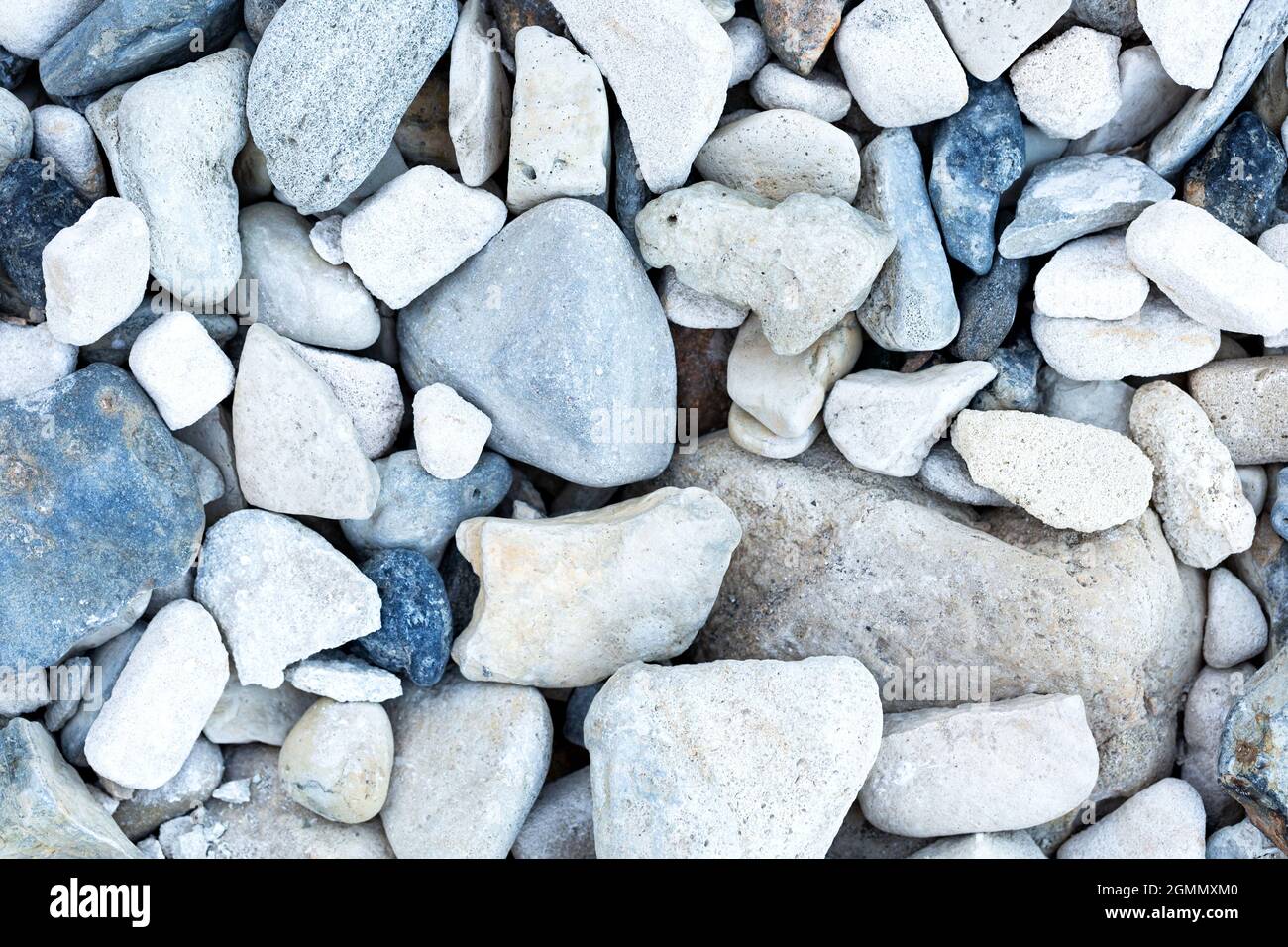 Weiße und graue Steine am Meer. Natürlicher Hintergrund Stockfoto
