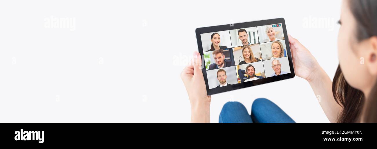 Videokonferenz mit mehreren Mitarbeitern. Tablet-Anwendung für Telearbeit und Studium von zu Hause aus. Stockfoto