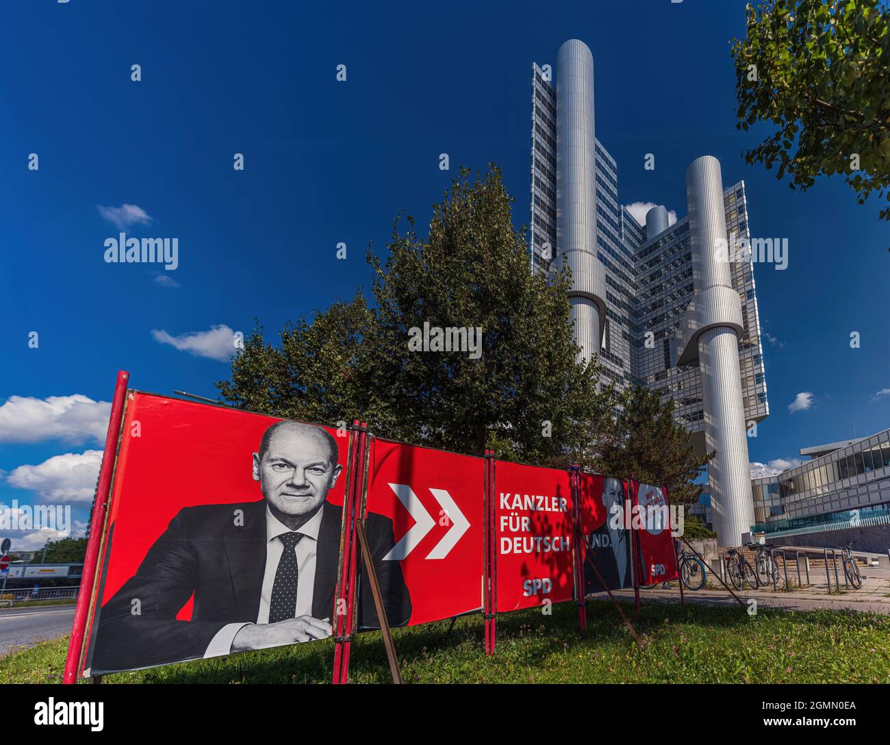MÜNCHEN, 20. SEPTEMBER 2021: Wahlkampfplakat mit Olaf Scholz und der Zentrale der HypoVereinsbank im Hintergrund Stockfoto