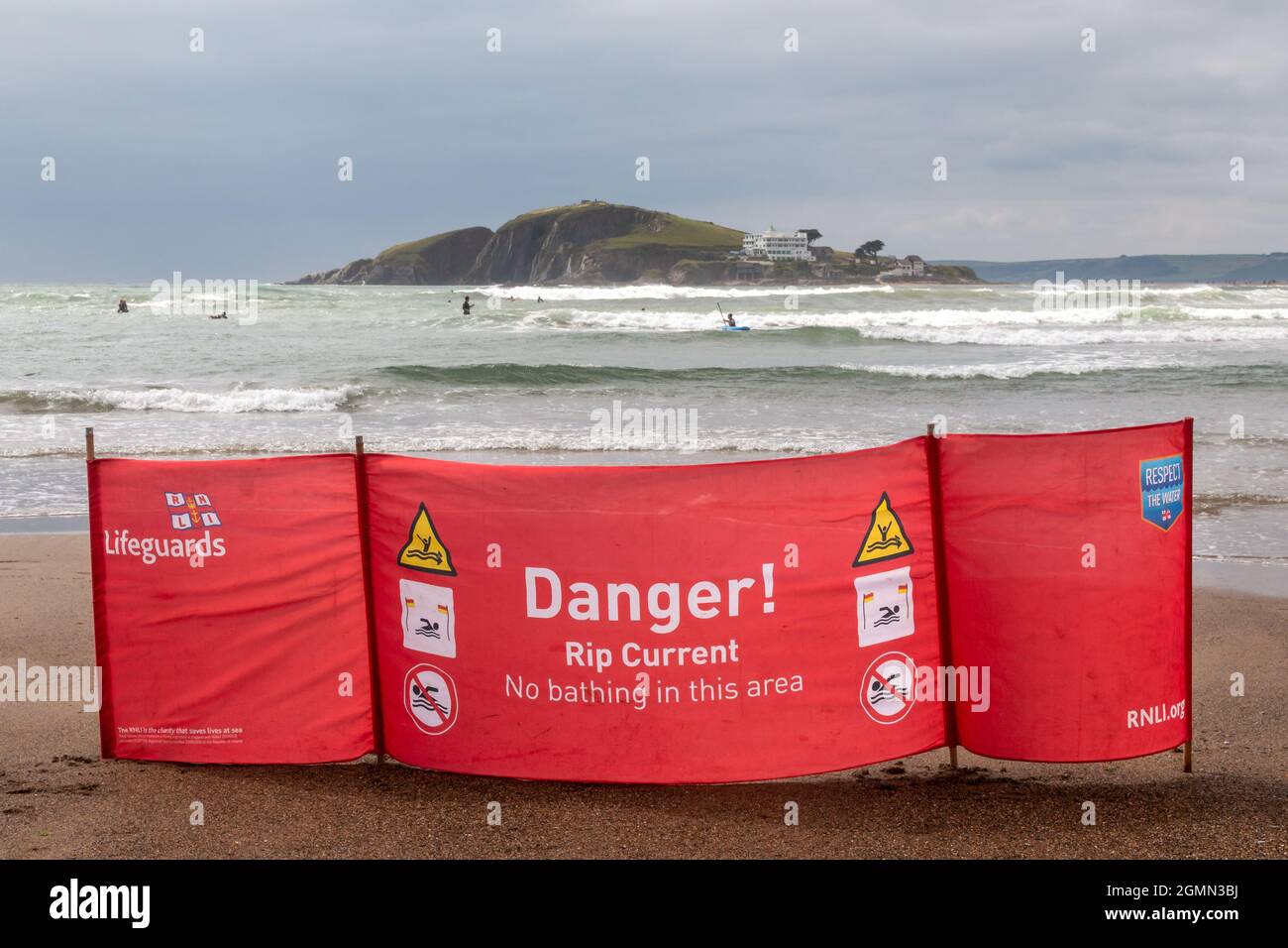 Ein RNLI-Banner warnt Schwimmer vor einer Stromrissströmung im Meer am Bantham Beach, Devon. Stockfoto