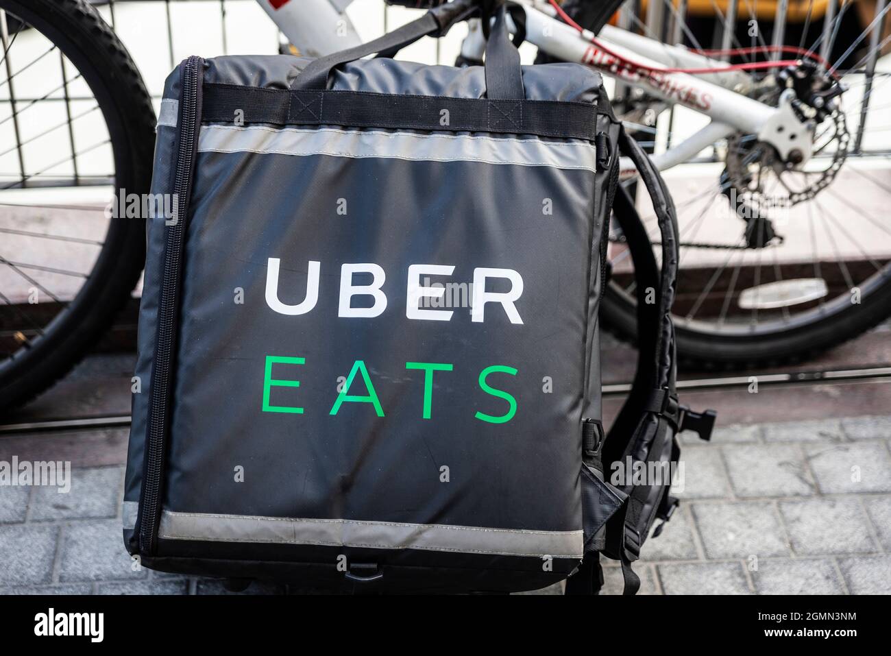 Warschau, Polen - 1. September 2018: Uber isst Rucksack neben einem Fahrrad in Warschau, Polen Stockfoto