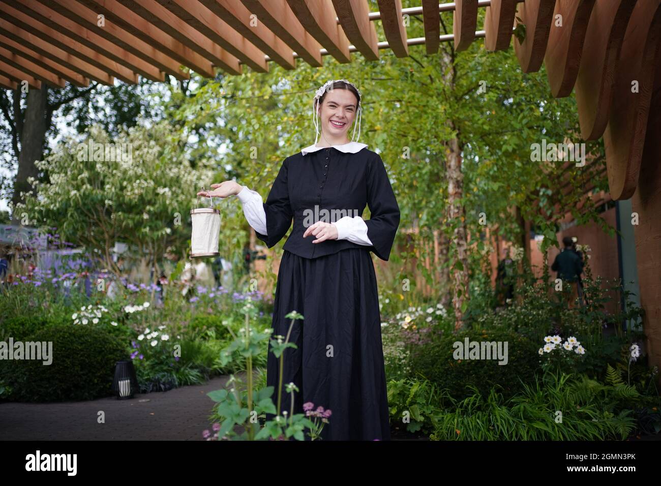 Eine Frau, die als Florence Nightingale im Florence Nightingale Garten beim Pressetag der RHS Chelsea Flower Show im Royal Hospital Chelsea, London, gekleidet ist. Bilddatum: Montag, 20. September 2021. Stockfoto