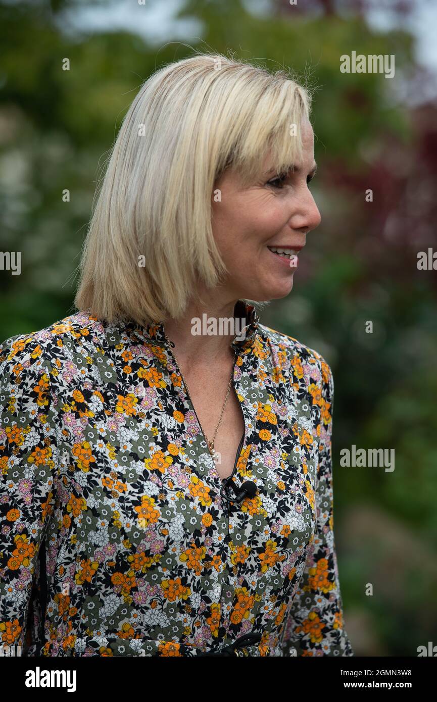London, Großbritannien. September 2021. Schauspielerin und Komikerin Sally Phillips, berühmt für ihre Rolle als Shazzer im Film Bridget Jones las Psalm 23 in The Bible Society: The Psalm 23 Garden Sanctuary Garden bei der RHS Chelsea Flower Show. Quelle: Maureen McLean/Alamy Live News Stockfoto