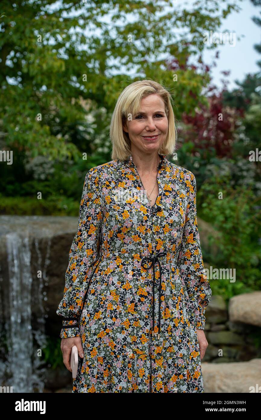 London, Großbritannien. September 2021. Schauspielerin und Komikerin Sally Phillips, berühmt für ihre Rolle als Shazzer im Film Bridget Jones las Psalm 23 in The Bible Society: The Psalm 23 Garden Sanctuary Garden bei der RHS Chelsea Flower Show. Quelle: Maureen McLean/Alamy Live News Stockfoto