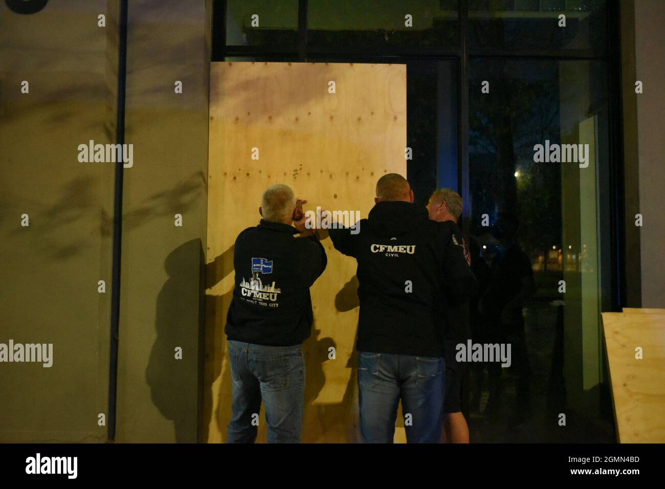 Melbourne, Australien. September 2021. CFMEU-Mitglieder steigen nach umfangreichen Schäden an Bord des Gewerkschaftshauptquartiers nach einem Protest der Beschäftigten über obligatorische Impfungen. Dies erfolgt nach der Announzitierung eines weiteren Protestes für den folgenden Tag. Quelle: Jay Kogler/Alamy Live News Stockfoto