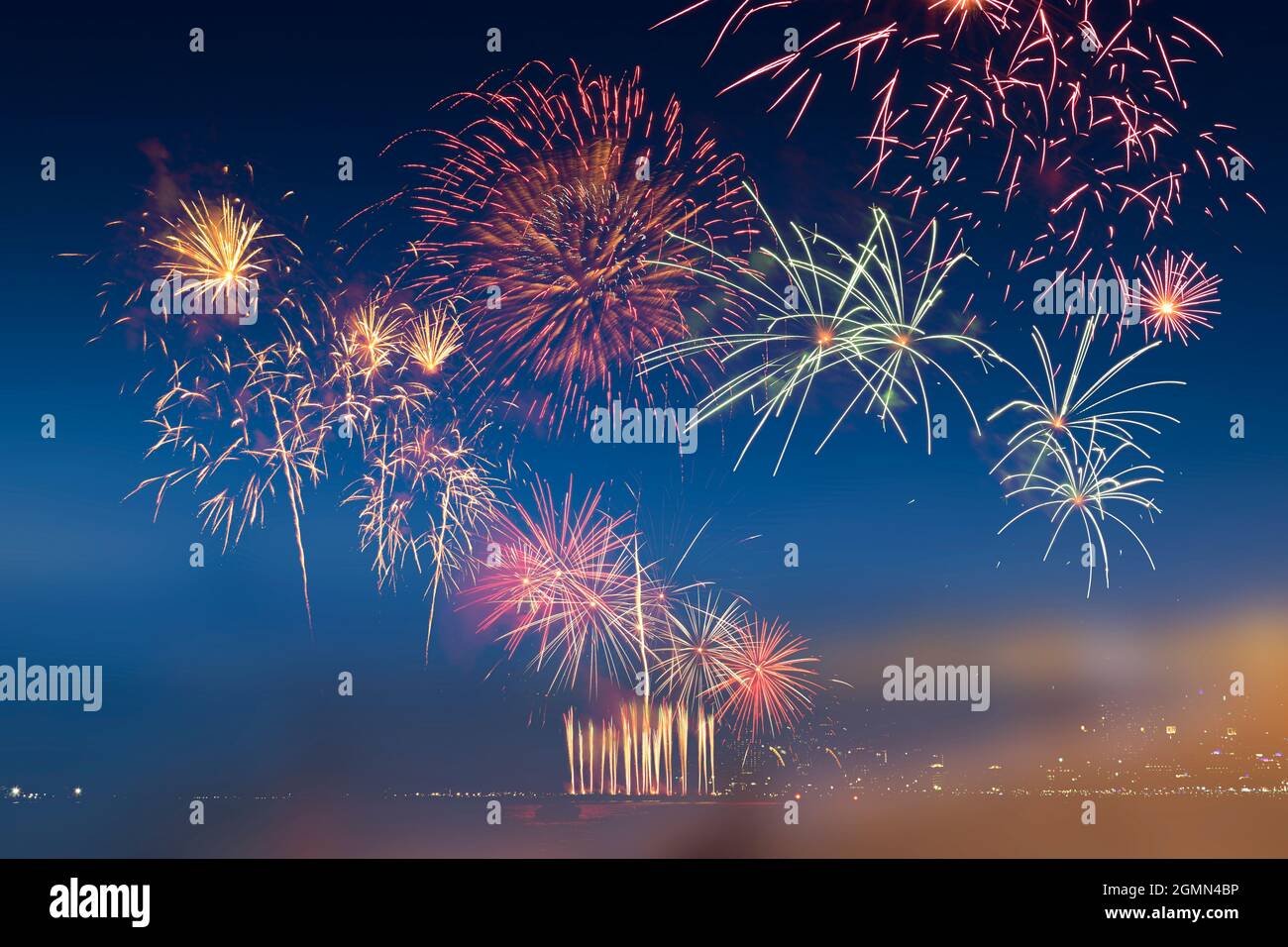 Farbenfrohe Feuerwerksfeier und Hintergrund des Dämmerungshimmels und sanfter Lichtton. Stockfoto