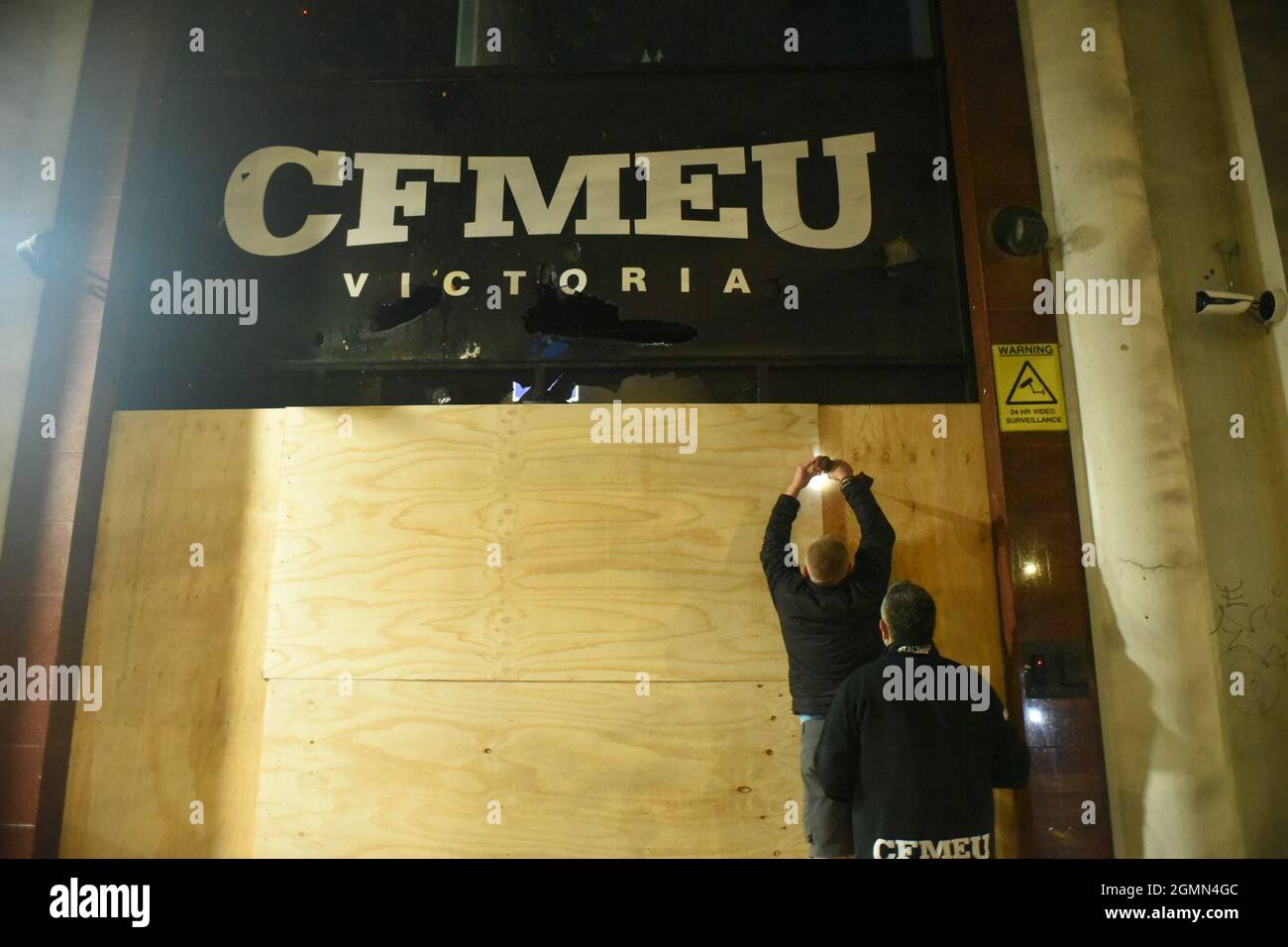 Melbourne, Australien. September 2021. CFMEU-Mitglieder steigen nach umfangreichen Schäden an Bord des Gewerkschaftshauptquartiers nach einem Protest der Beschäftigten über obligatorische Impfungen. Dies erfolgt nach der Announzitierung eines weiteren Protestes für den folgenden Tag. Quelle: Jay Kogler/Alamy Live News Stockfoto