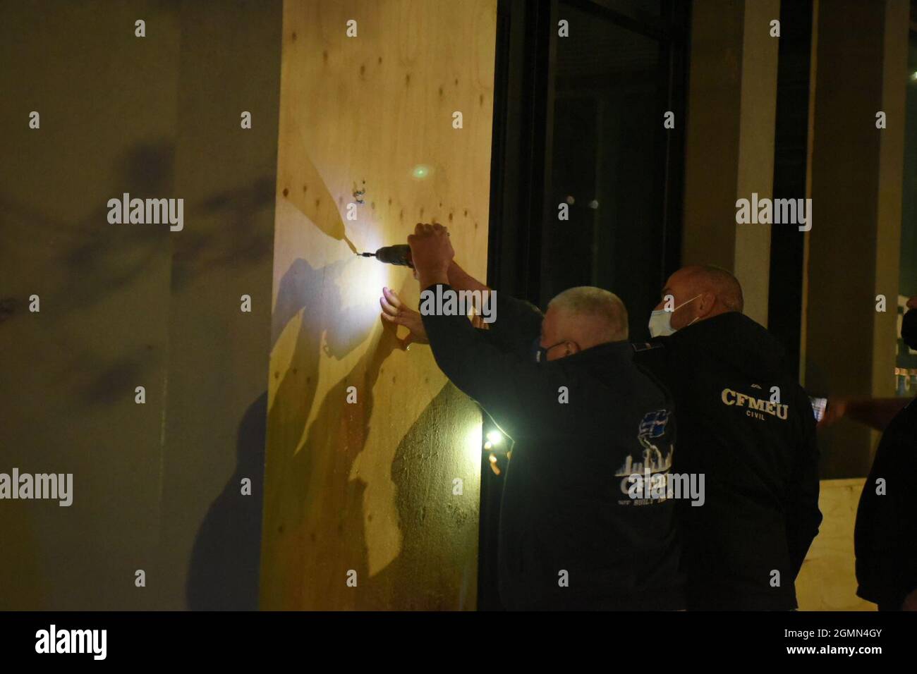 Melbourne, Australien. September 2021. CFMEU-Mitglieder steigen nach umfangreichen Schäden an Bord des Gewerkschaftshauptquartiers nach einem Protest der Beschäftigten über obligatorische Impfungen. Dies erfolgt nach der Announzitierung eines weiteren Protestes für den folgenden Tag. Quelle: Jay Kogler/Alamy Live News Stockfoto