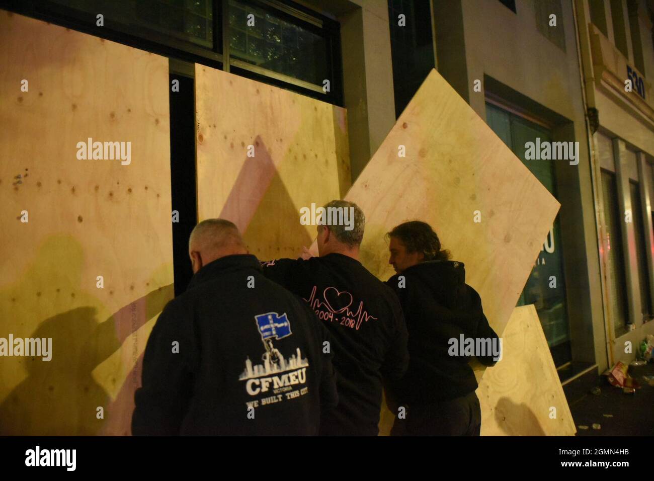 Melbourne, Australien. September 2021. CFMEU-Mitglieder steigen nach umfangreichen Schäden an Bord des Gewerkschaftshauptquartiers nach einem Protest der Beschäftigten über obligatorische Impfungen. Dies erfolgt nach der Announzitierung eines weiteren Protestes für den folgenden Tag. Quelle: Jay Kogler/Alamy Live News Stockfoto